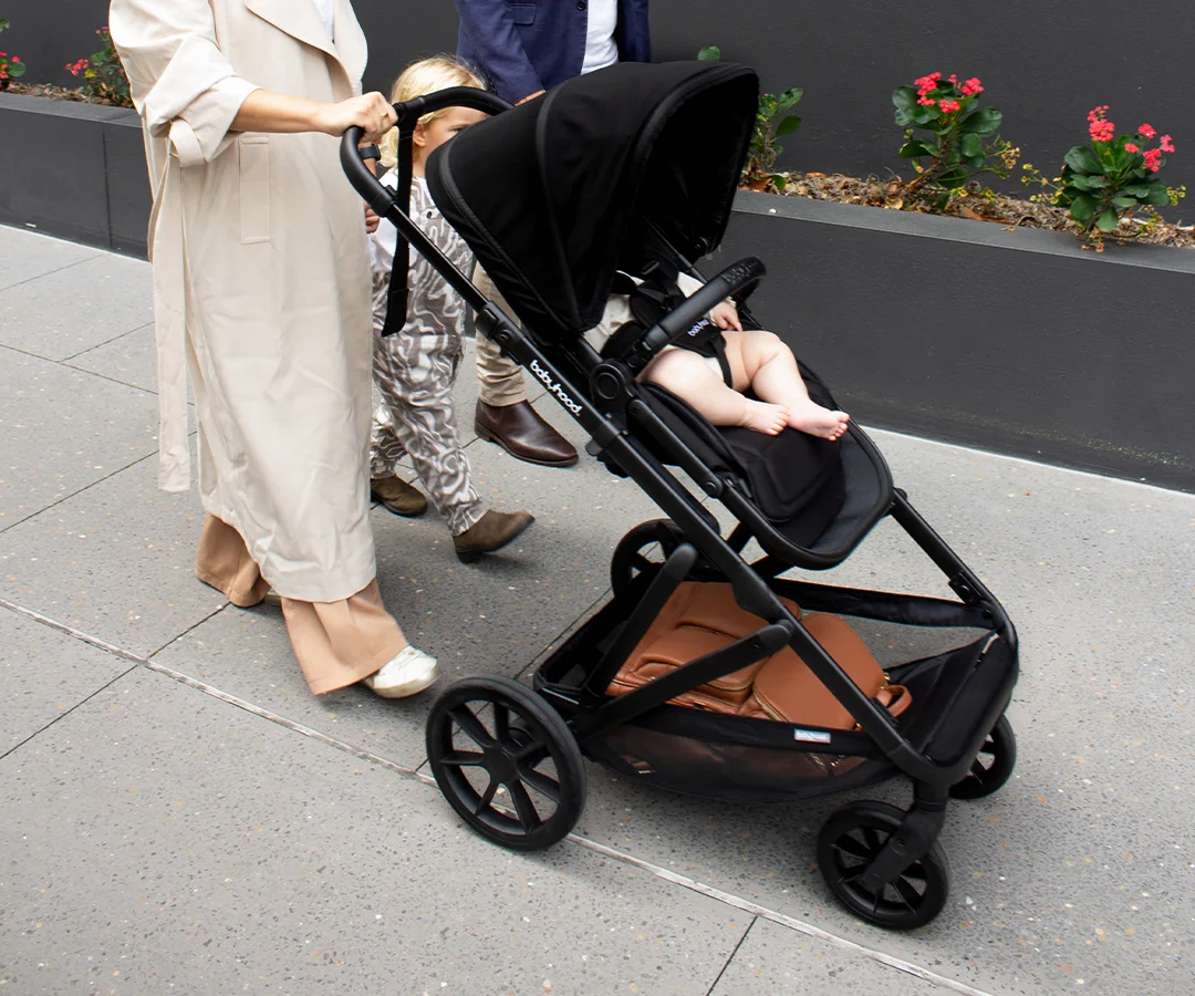 Doppio Plus stroller with a packed bag inside the lower shopping basket