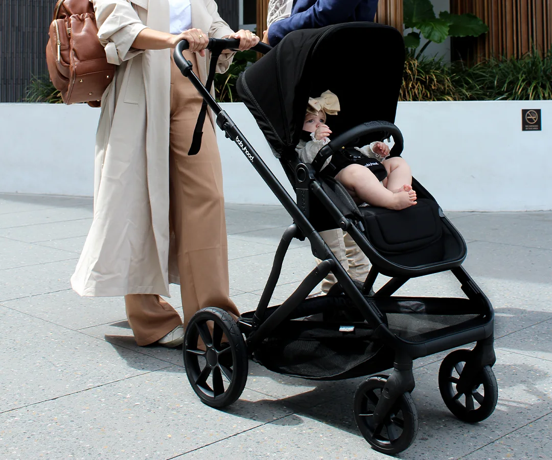 Three-quarter view of the Doppio Plus single-seat chassis, basket and wheels